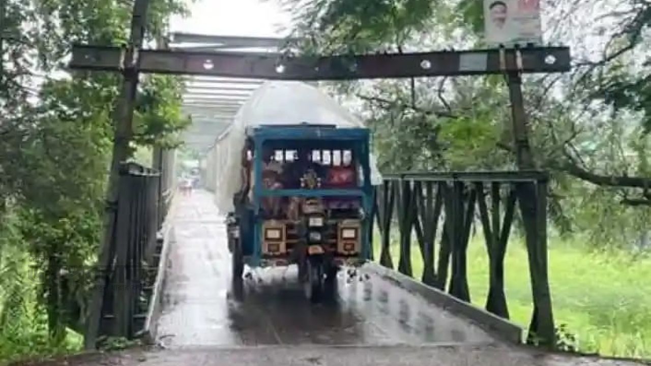 বাগাতিপাড়ার বড়াল নদীর বেইলি ব্রিজে ঝুঁকিপূর্ণ 