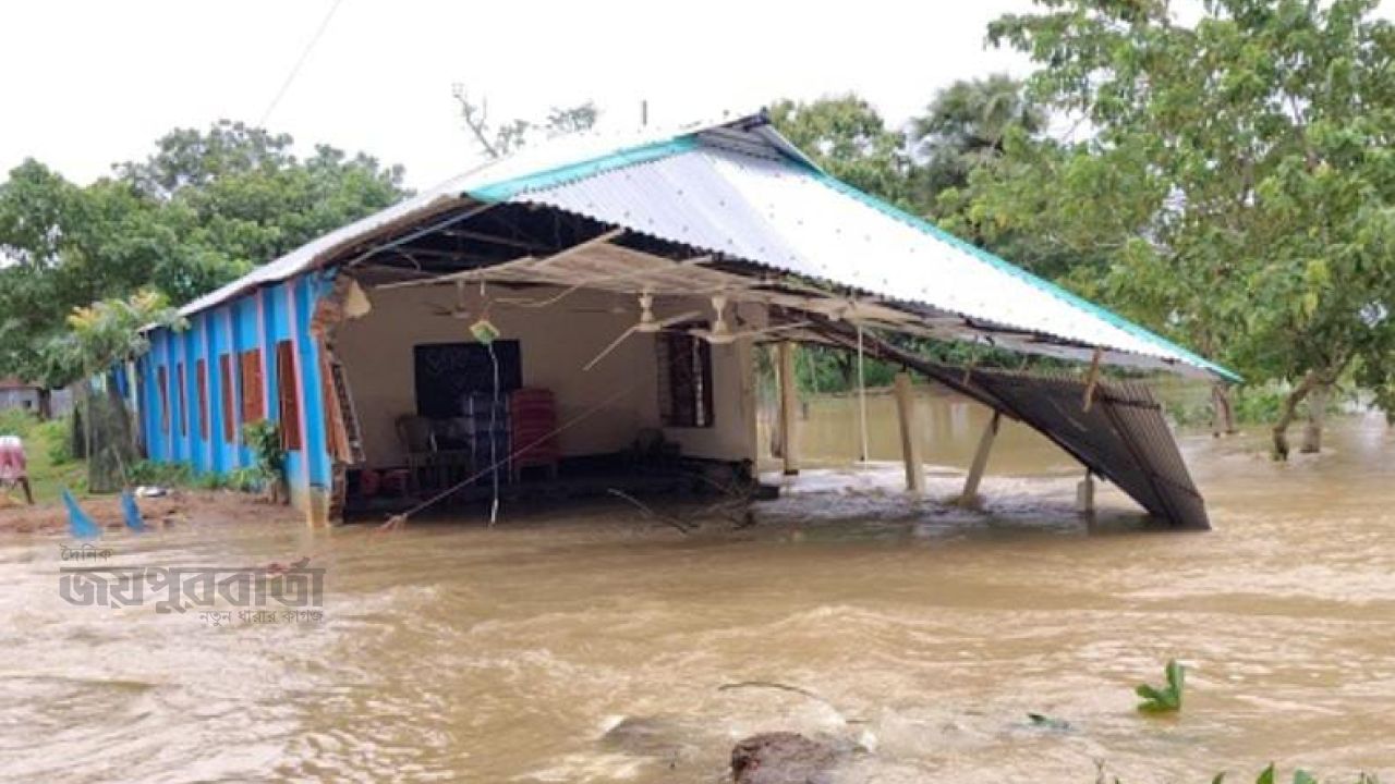 পাহাড়ি ঢলে বিপর্যস্ত কলমাকান্দা সড়ক বিচ্ছিন্ন, ভেঙ্গে পড়েছে শিক্ষাপ্রতিষ্ঠান