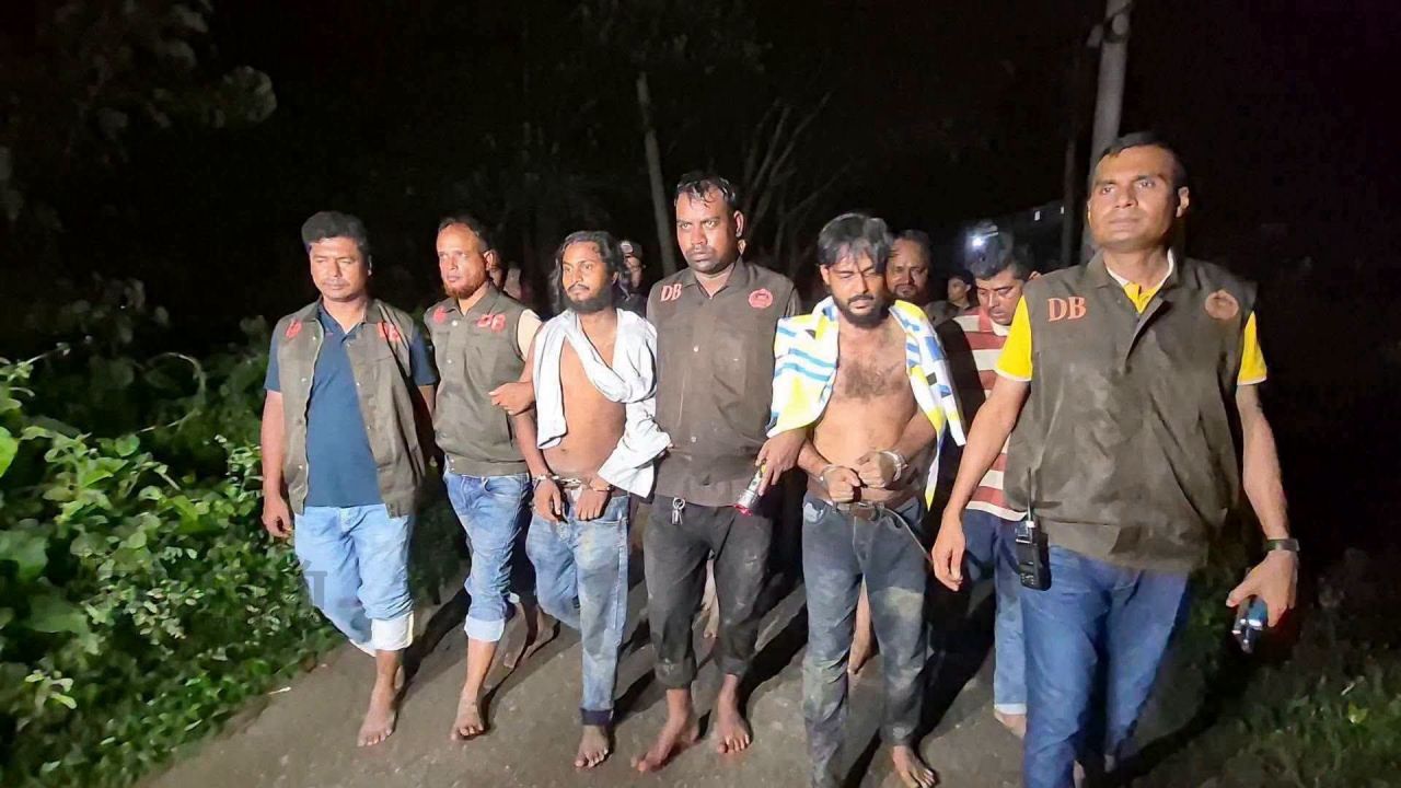 বগুড়ায় সন্ত্রাসী চক্রের গোপন আস্তানায় ডিবির অভিযান, অস্ত্র-মাদকসহ গ্রেপ্তার ৩