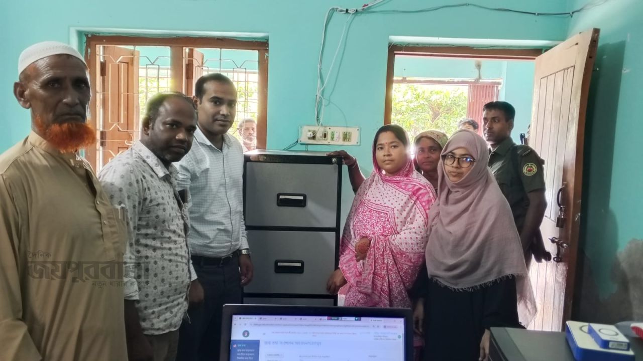 রাণীনগরে ফাইল কেবিনেট বিতরণ