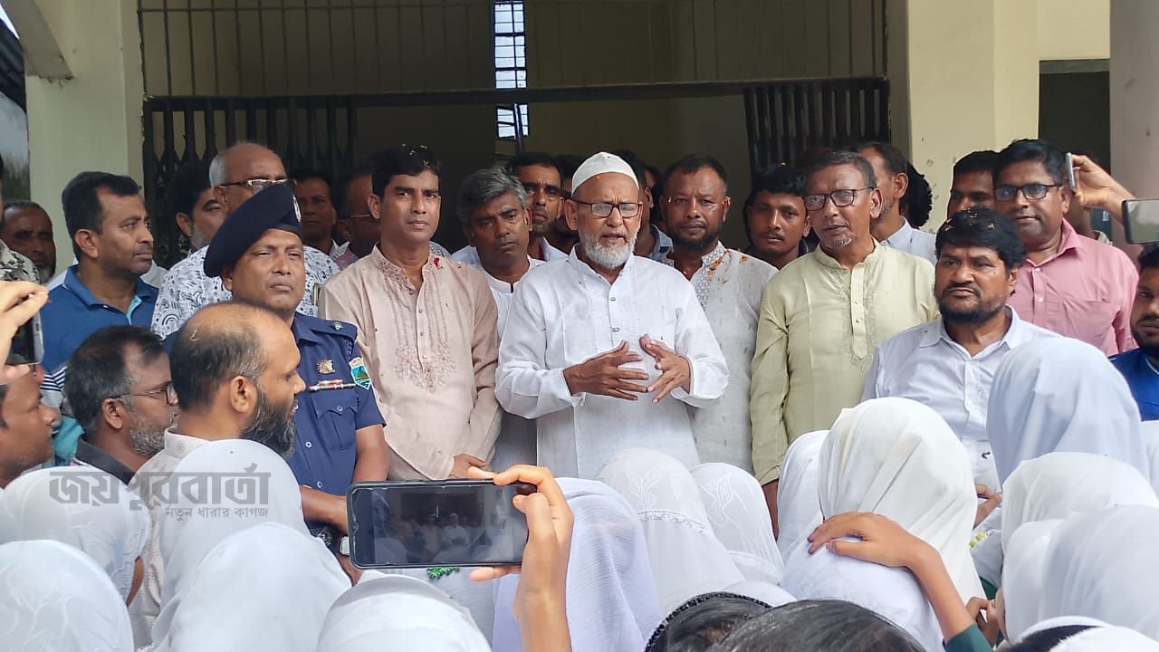 সাপাহারে নওগাঁ-১ আসনের এমপি মোস্তাফিজুর রহমানকে সংবর্ধনা