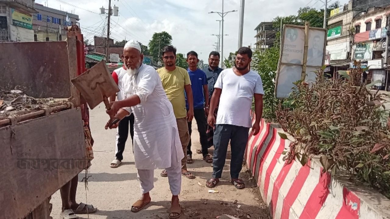 মহাদেবপুরে সুন্দর পরিবেশের লক্ষে পরিষ্কার-পরিচ্ছন্ন অভিযান 