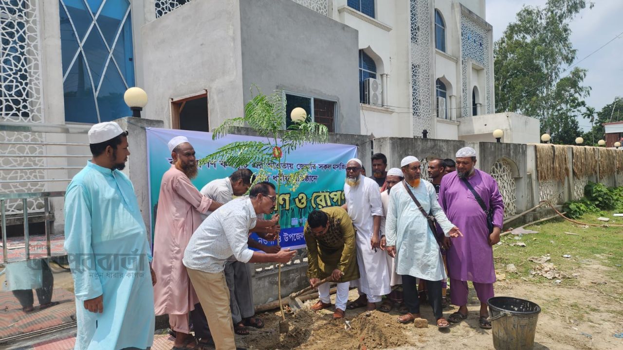 আত্রাইয়ে বৃক্ষরোপণ কর্মসূচির আওতায় মসজিদে চারা রোপন 