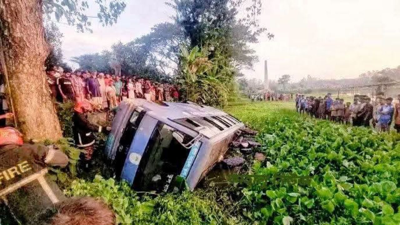 বগুড়ায় স্কুল বাস নি-য়-ন্ত্রণ হারিয়ে  খাদে পড়ে,এক শিক্ষার্থী নিহত