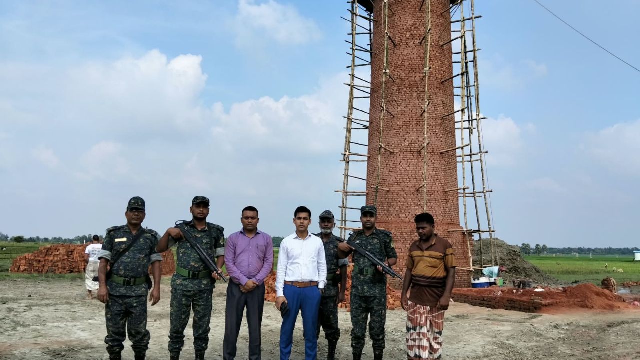 সাপাহারে কৃষিজমিতে অবৈধ ইটভাটা স্থাপন, মোবাইল কোর্টে জরিমানা