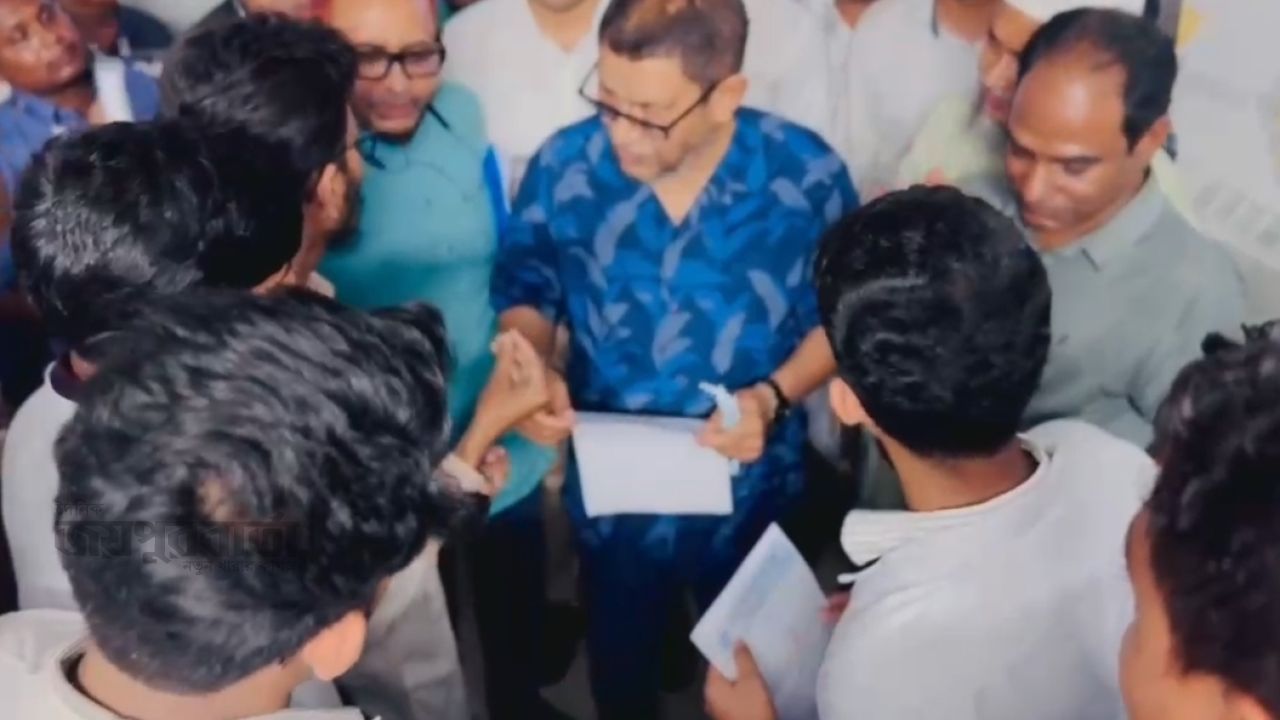 জয়পুরহাটে স্বাস্থ্যমন্ত্রীকে স্মারকলিপি দিল ম্যাটস শিক্ষার্থীরা