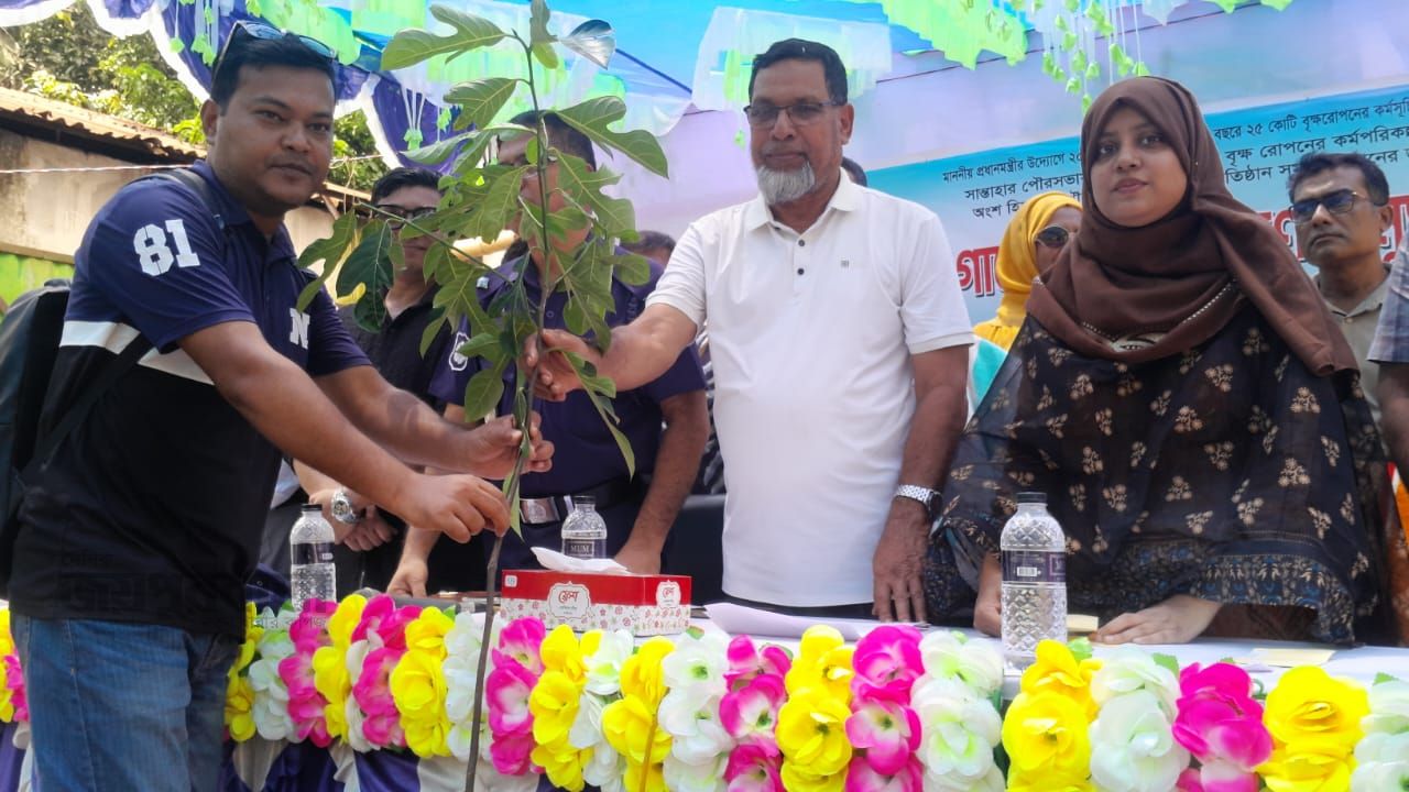 সান্তাহারের শিক্ষাপ্রতিষ্ঠানগুলোতে গাছের চারা বিতরণ