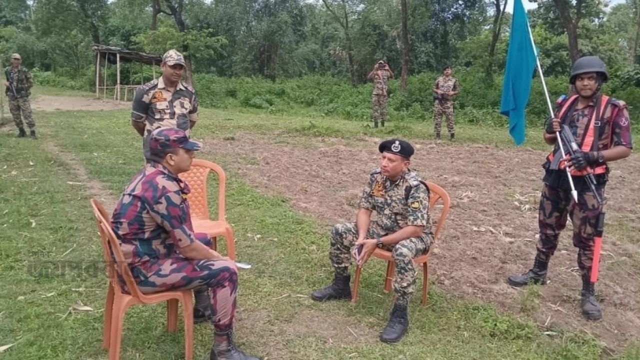 &lrm;হাতীবান্ধা সীমান্তে কৃষকদের ওপর বিএসএফের হামলা!স্থানীয়দের ধাওয়ায় অস্ত্র ও ওয়াকিটকি ফেলে পলায়ন  &lrm;
