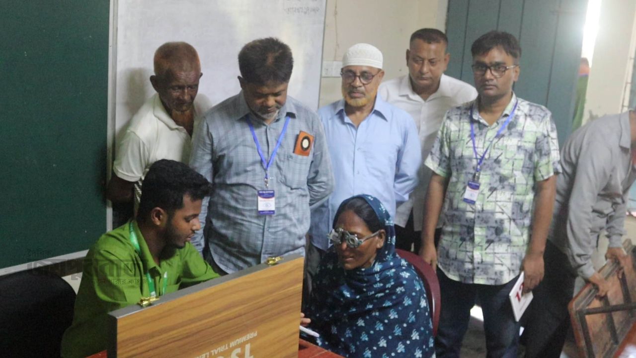নওগাঁয় বিনামূল্যে চক্ষু চিকিৎসা, আলো ফেরার আশায় দুই শতাধিক মানুষ