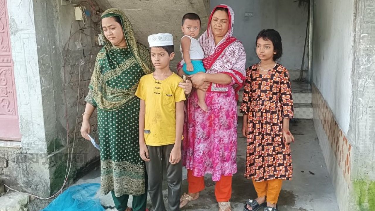 নলছিটিতে আদালতের আদেশ অমান্য করে ঘরের দরজায় দেয়াল,অবরুদ্ধ পরিবার
