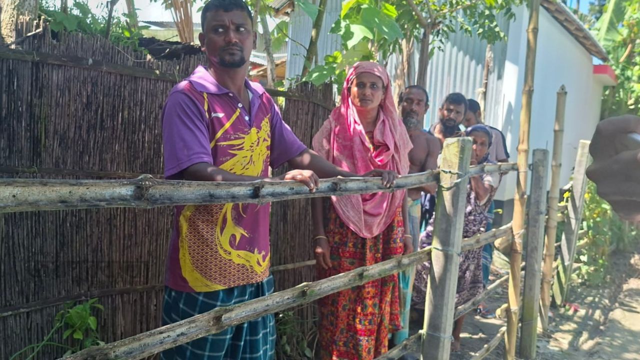 রাজবাড়ীতে বাড়ীর প্রবেশপথে বাঁশের বেড়া,হাটুপানি দিয়ে ৪টি পরিবারের চলাচল
