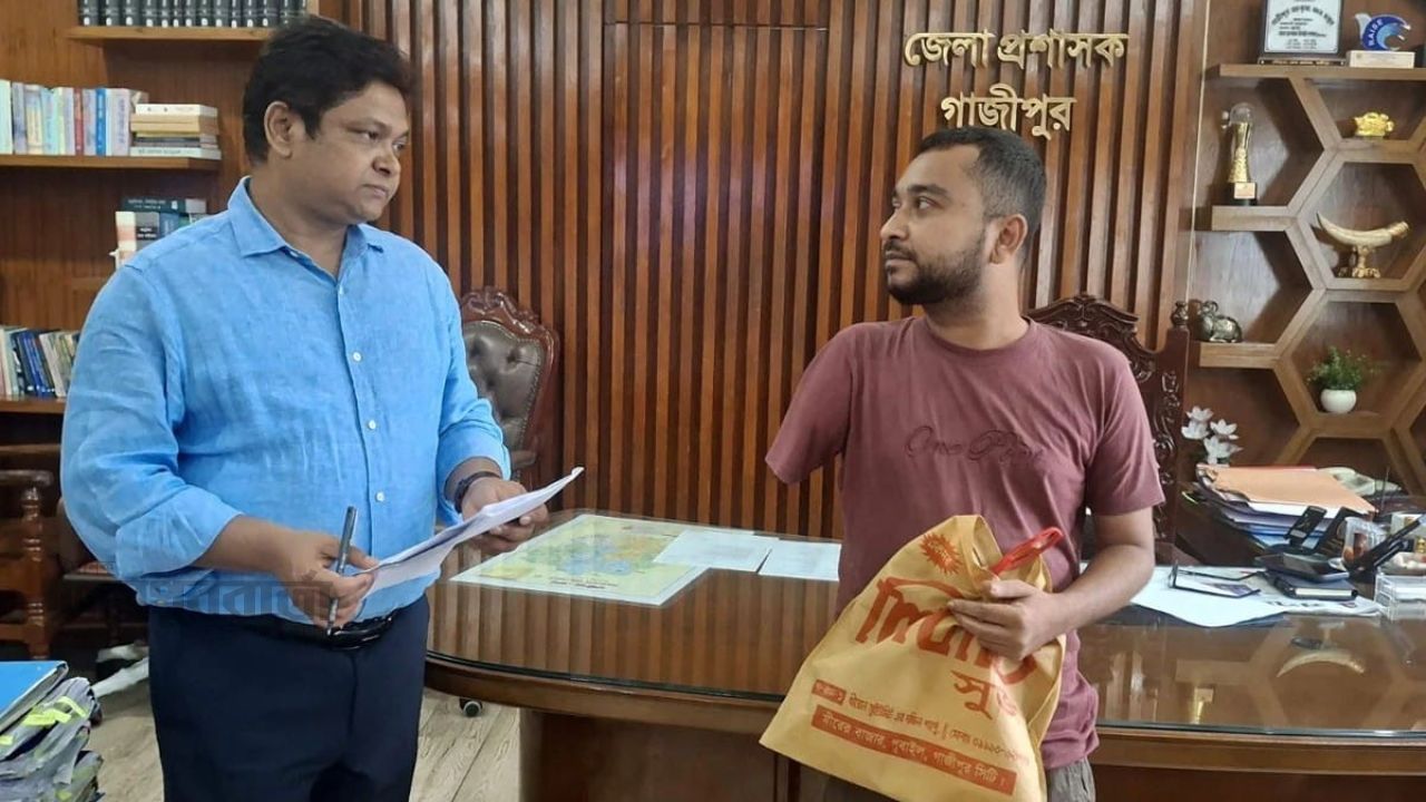 মানবিক বাংলাদেশ গড়তে গণশুনানির গুরুত্ব তুলে ধরছেন গাজীপুরের ডিসি