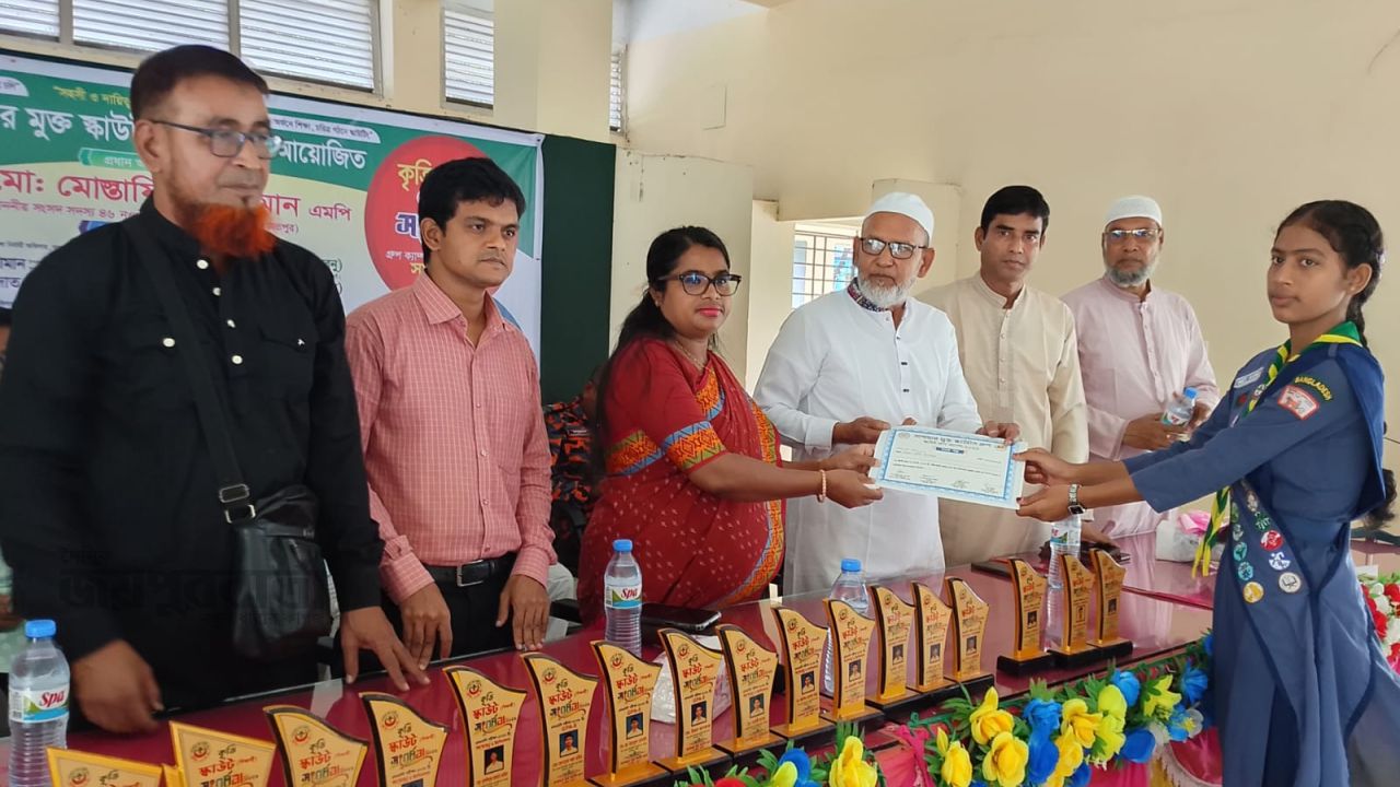 সাপাহারে কৃতি স্কাউট শিক্ষার্থীদের সংবর্ধনা ও সনদপত্র বিতরণ