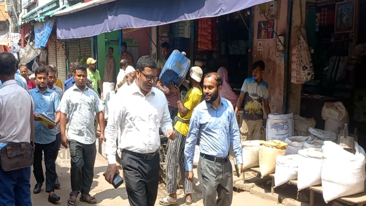 নওগাঁয় পশু খাদ্যের দোকানে অভিযান! জরিমানা আদায় 