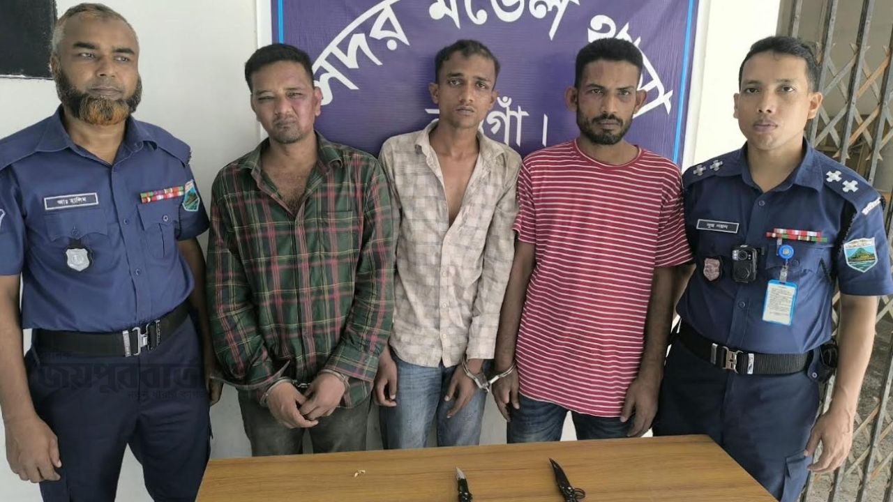 নওগাঁয় দিনদুপুরে রিকশাযাত্রী নারীর দুল ছিনতাইয়ের চেষ্টা,গ্রেপ্তার তিন