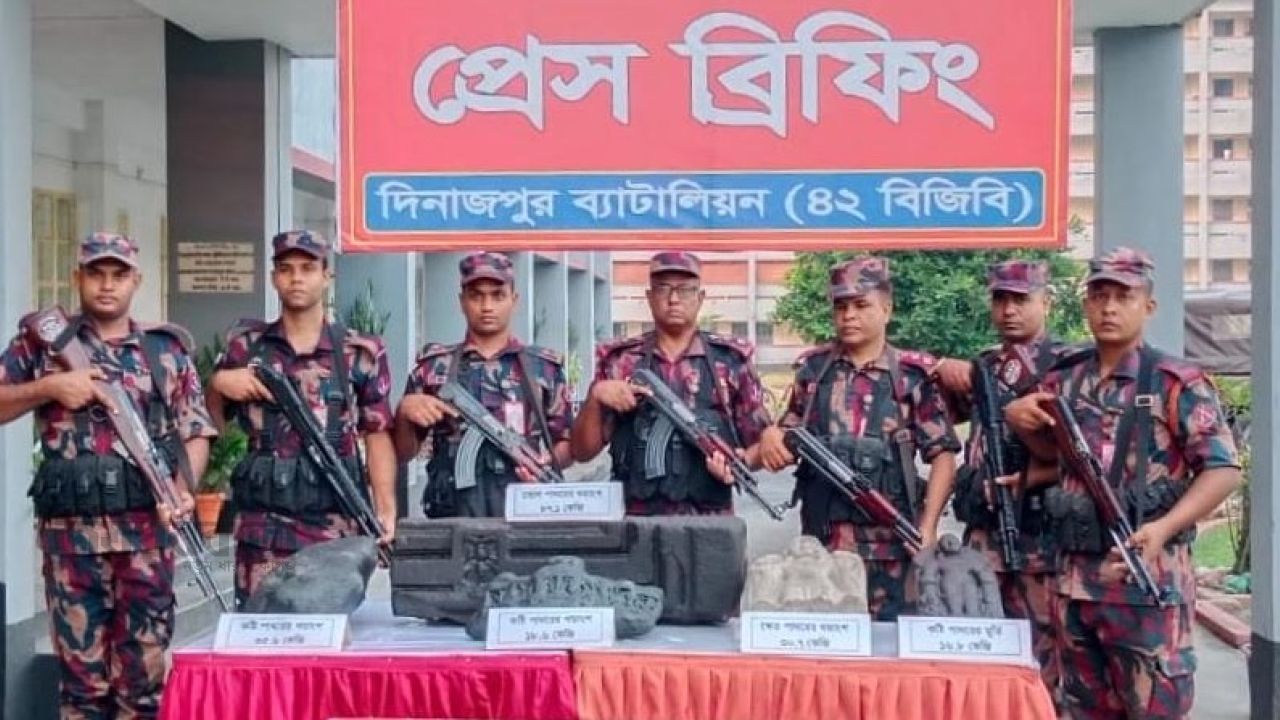 দিনাজপুর-ঠাকুরগাঁওয়ে যৌথ অভিযানে উদ্ধার প্রত্নবস্তু