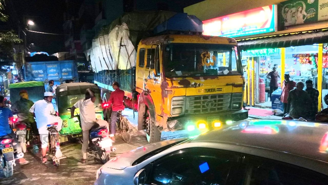 ‎পাঁচবিবিতে তীব্র যানজটে পৌরবাসী,আইন আছে প্রয়োগ নেই