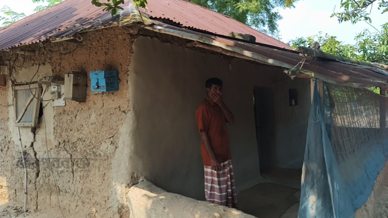 সাপাহারে জরাজীর্ণ  মসজিদে চলছে পাঁচ ওয়াক্ত নামাজ আদায়