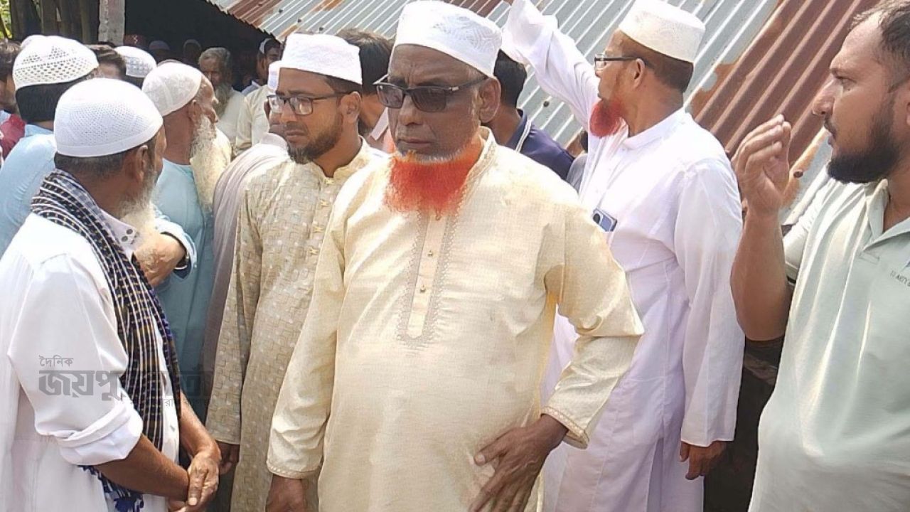 ধামইরহাটে ভাংচুর ও লুটপাট হওয়া বাড়িঘর পরিদর্শন এমপির