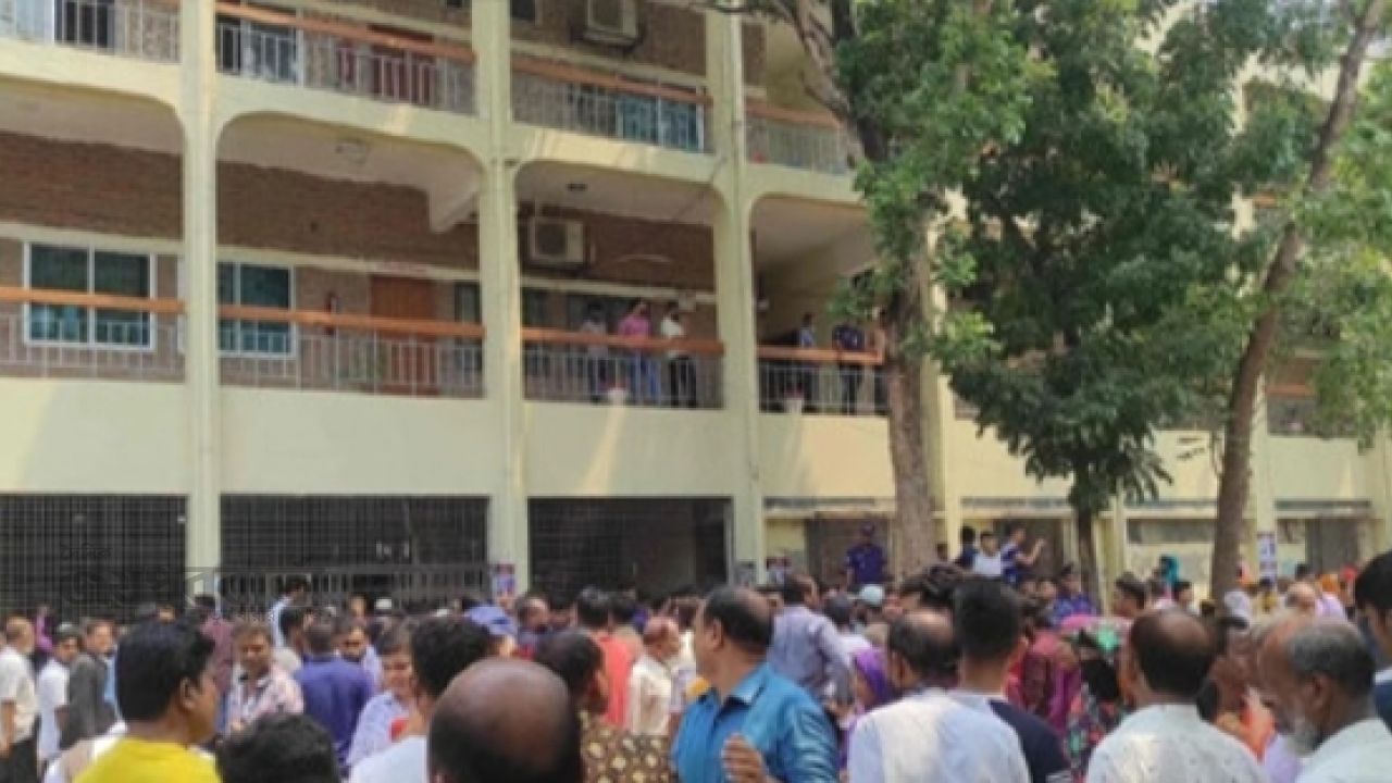 সাতক্ষীরা আদালতে যুব নেতার নামে চাঁদাবাজি,শজিম্মি বিচারপ্রার্থীরা