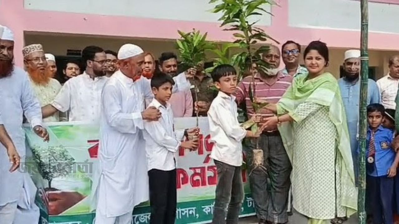 কালিহাতীতে শিক্ষার্থীদের মাঝে বৃক্ষের চারা বিতরণ