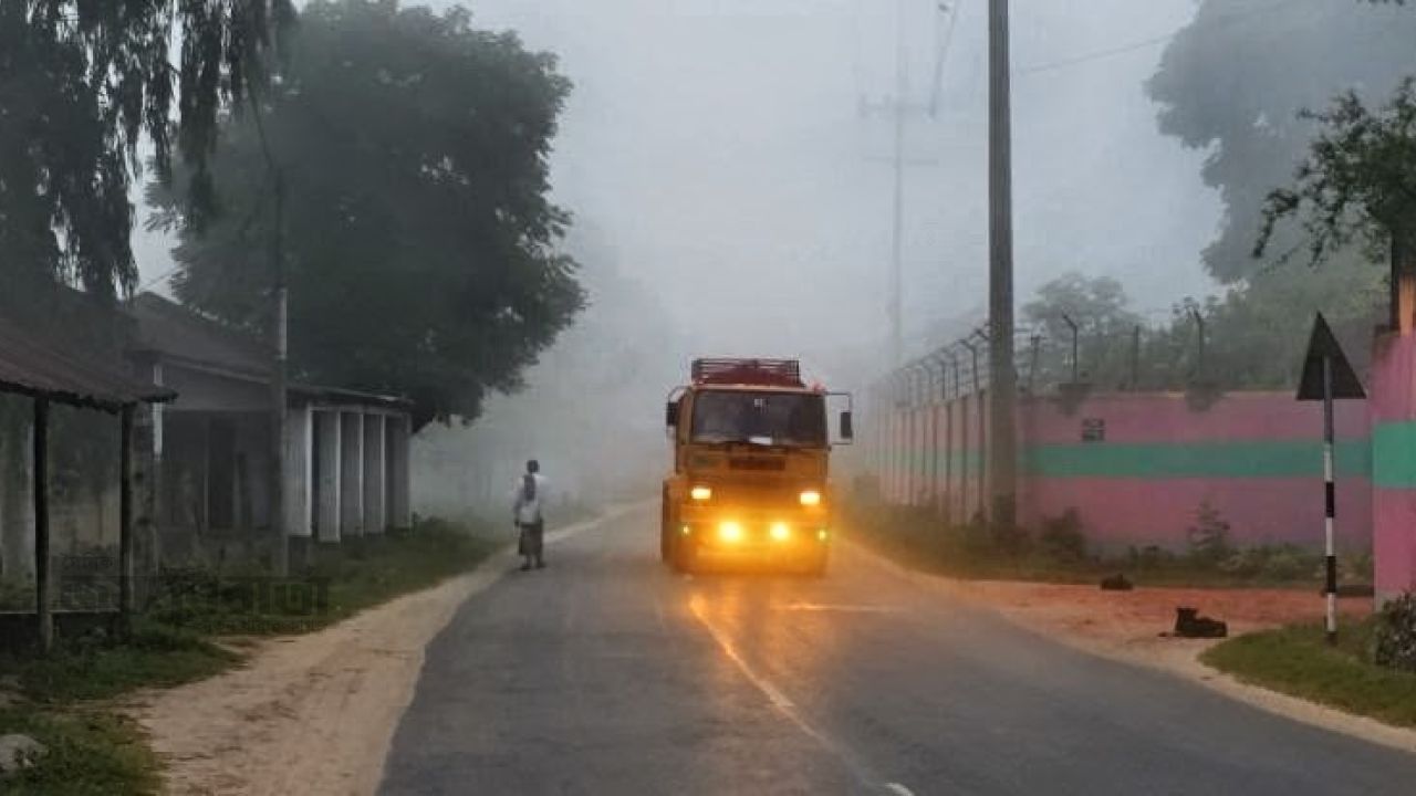 দিনাজপুরে শীতের আগমনী বার্তা,কুয়াশার চাদরে জনপদ