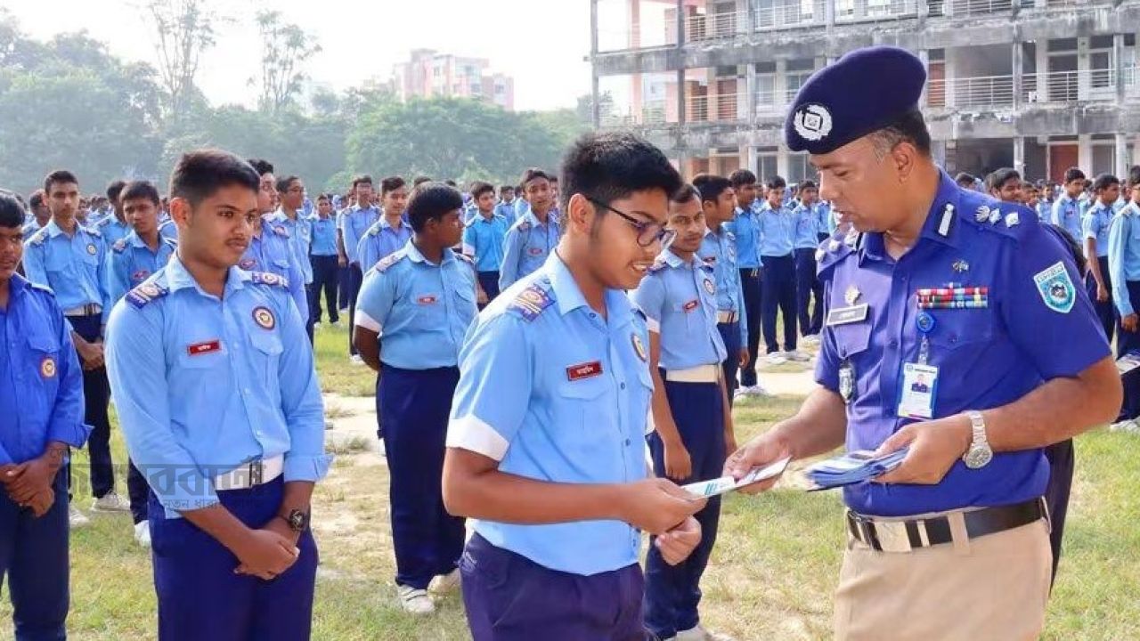 দিনাজপুরে শিক্ষার্থীদের সাইবার ও ট্রাফিক নিরাপত্তায় লিফলেট বিতরণ
