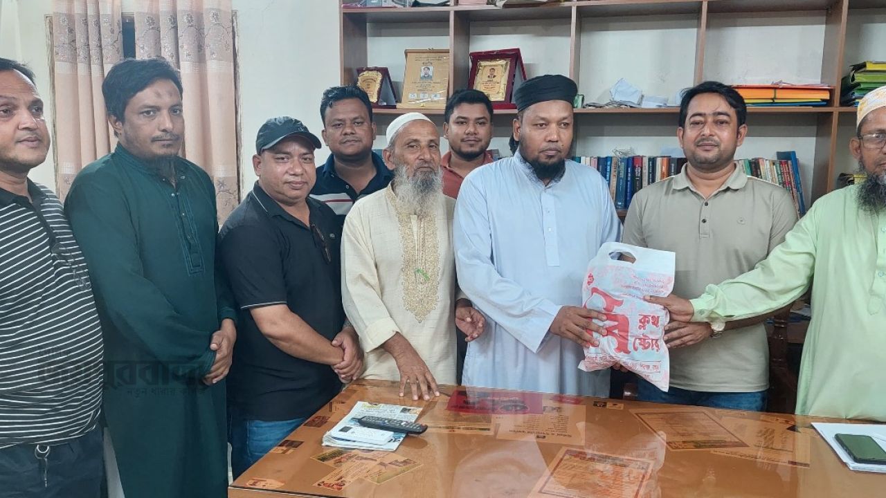 শিবগঞ্জে মাদ্রাসার শিক্ষার্থীদের মাঝে টুপি প্রদান