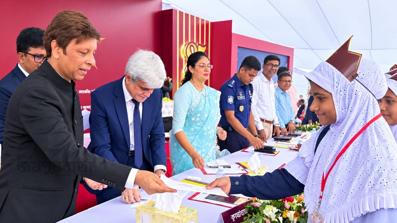 সিরাজগঞ্জে ১৫৩ শিক্ষা প্রতিষ্ঠানের ৮৫২ শিক্ষার্থী পেল বৃত্তি ও সম্মাননা