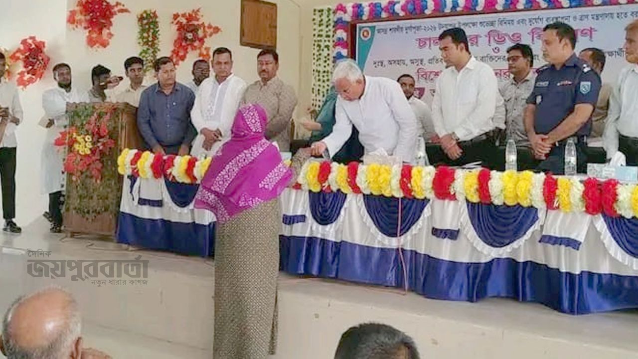 ঘোড়াঘাটে ৩৬ টি পূজামণ্ডপে অনুদান বিতরণ করলেন মন্ত্রী 