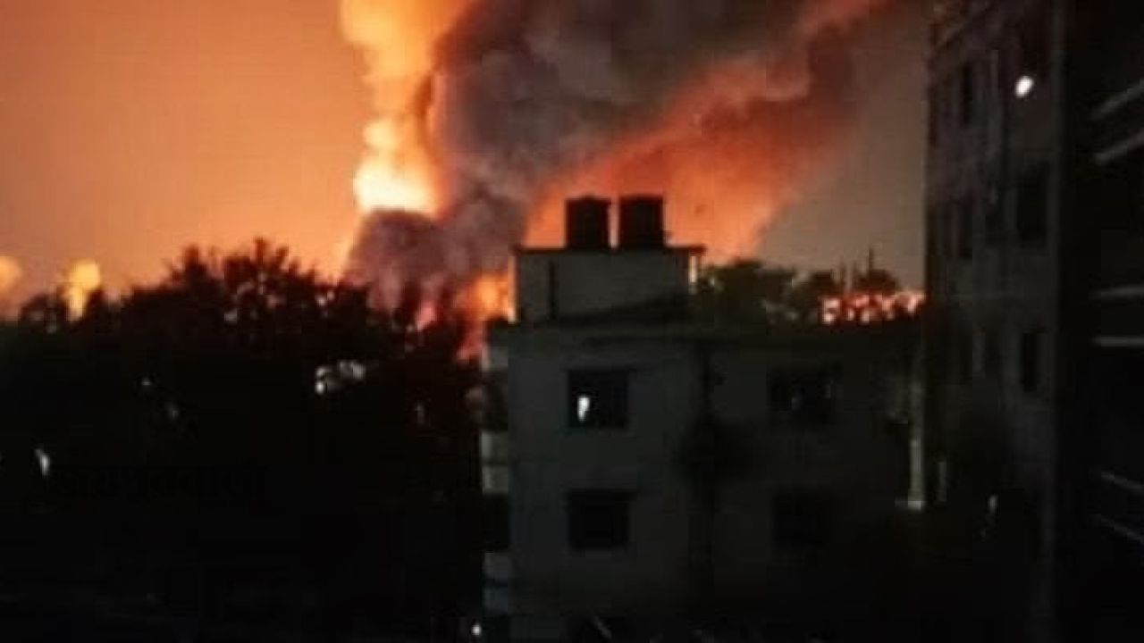 আশুলিয়ায় জুট গোডাউনে ভয়াবহ আগুন,যানজটে আটকে ফায়ার সার্ভিস