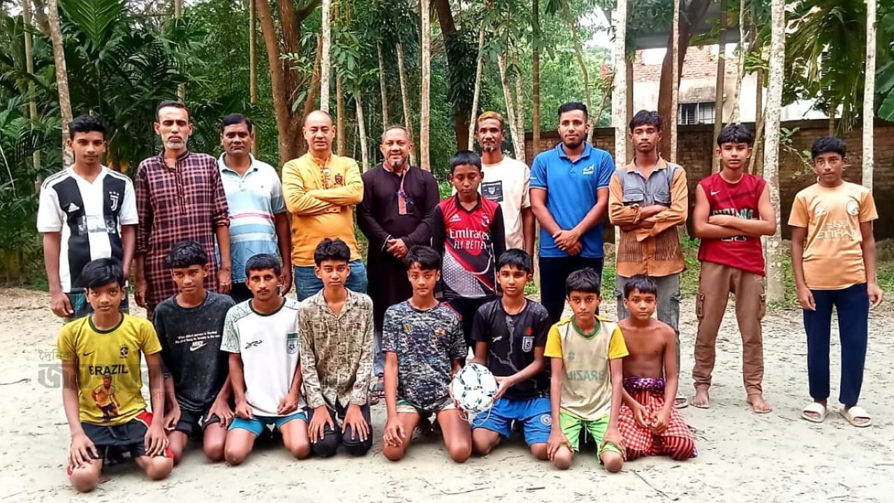 কাঁঠালিয়ায় খুদে ফুটবলারদের মাঝে ফুটবল বিতরণ
