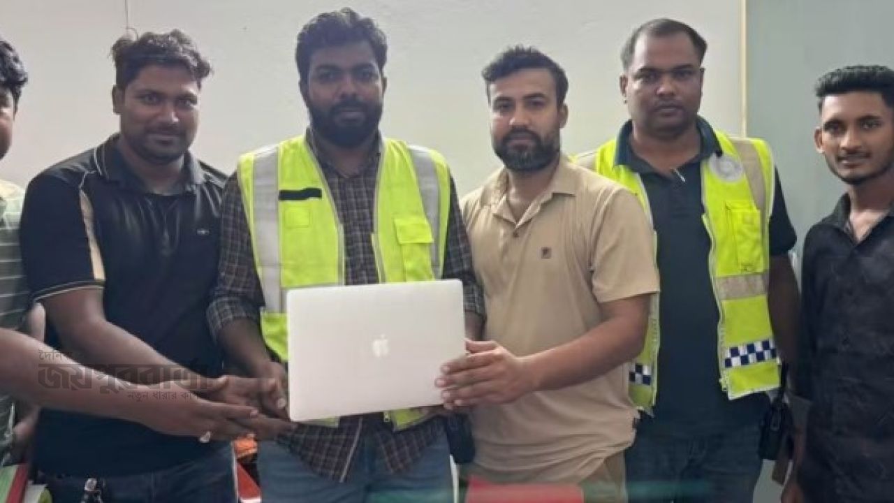 নাটোর রেলস্টেশন থেকে জার্মান পর্যটকের চুরি হওয়া ল্যাপটপ উদ্ধার 