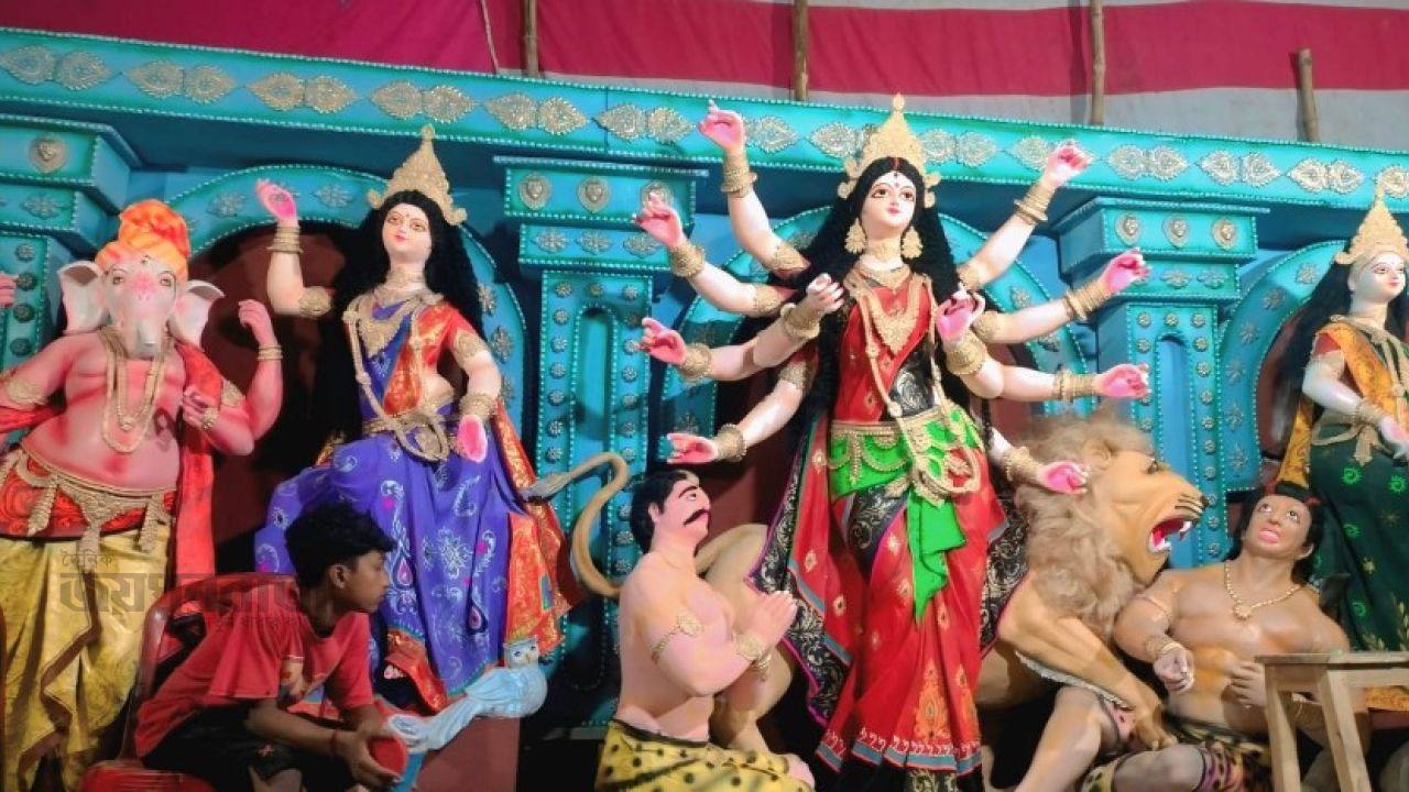 তুলির আঁচড়ে প্রাণ পাচ্ছেন দেবী দুর্গা,দুপচাঁচিয়ায় ৪৫ মণ্ডপে প্রস্তুতি শেষ 