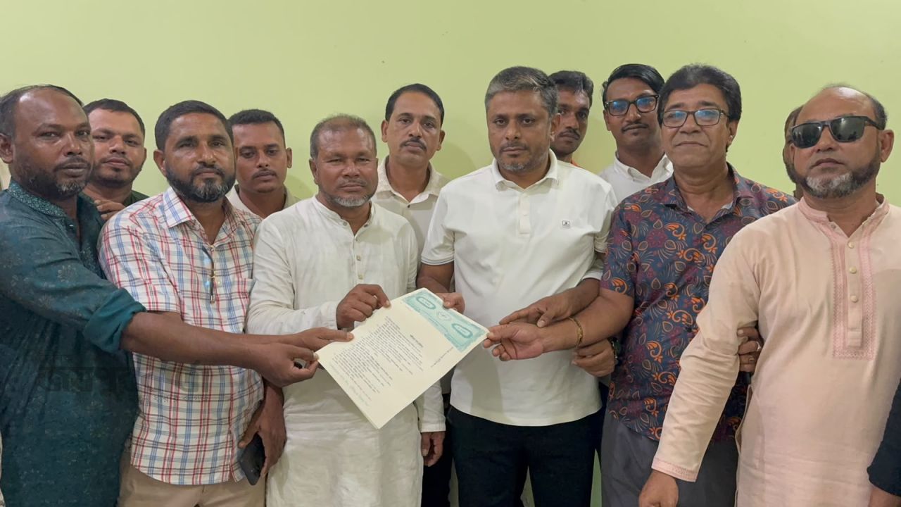 চরফ্যাশনে নিজের সার ডিলারশিপ স্ট্যাম্পে লিখে নেতাকর্মীদের কাছে হস্তান্তর 