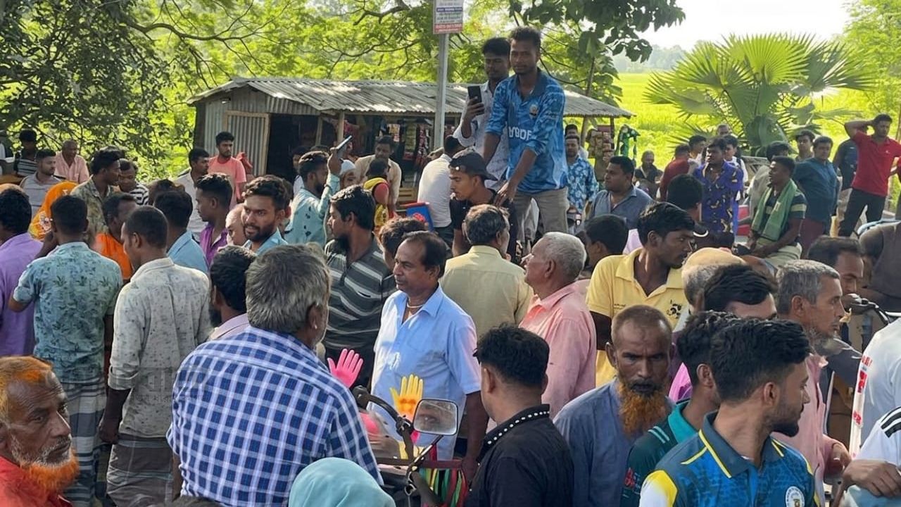 মান্দায় সার বরাদ্দের দাবিতে কৃষকদের সড়ক অবরোধ,ভোগান্তিতে যাত্রীরা
