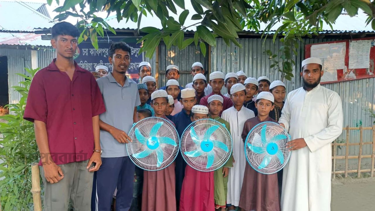 সাঘাটা উন্নয়ন সংস্থার পক্ষ থেকে মাদ্রাসা ও এতিমখানায় ফ্যান উপহার