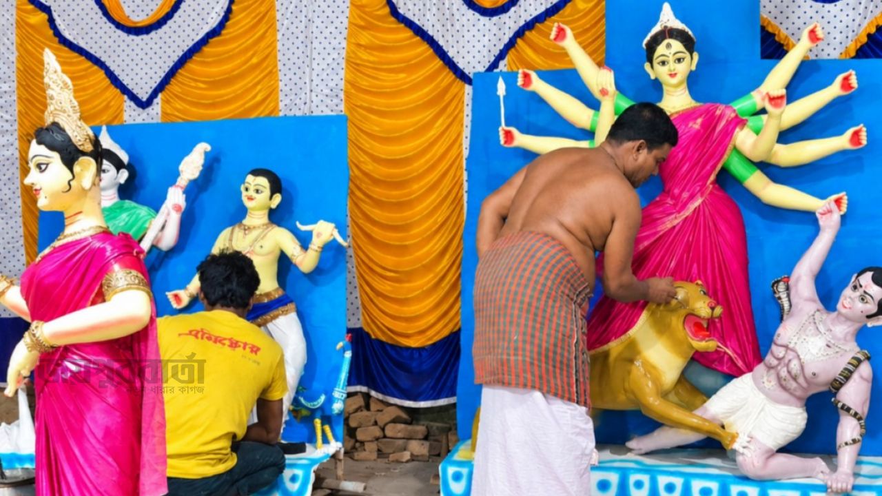 নন্দীগ্রামে ৪৮টি মণ্ডপে চলছে দুর্গাপূজার শেষ মুহূর্তের প্রস্তুতি