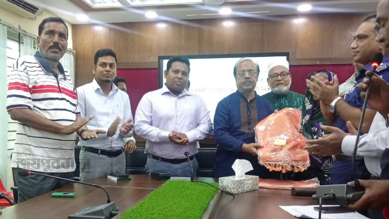 আত্রাইয়ে দুর্গাপূজা উপলক্ষে দুস্থ সনাতন ধর্মাবলম্বীদের মাঝে শাড়ি বিতরণ