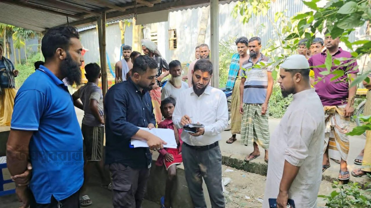 সাঁথিয়ায় সাবেক সেনা সদস্যের দোকান থেকে অবৈধ সার উদ্ধার,জরিমানা 