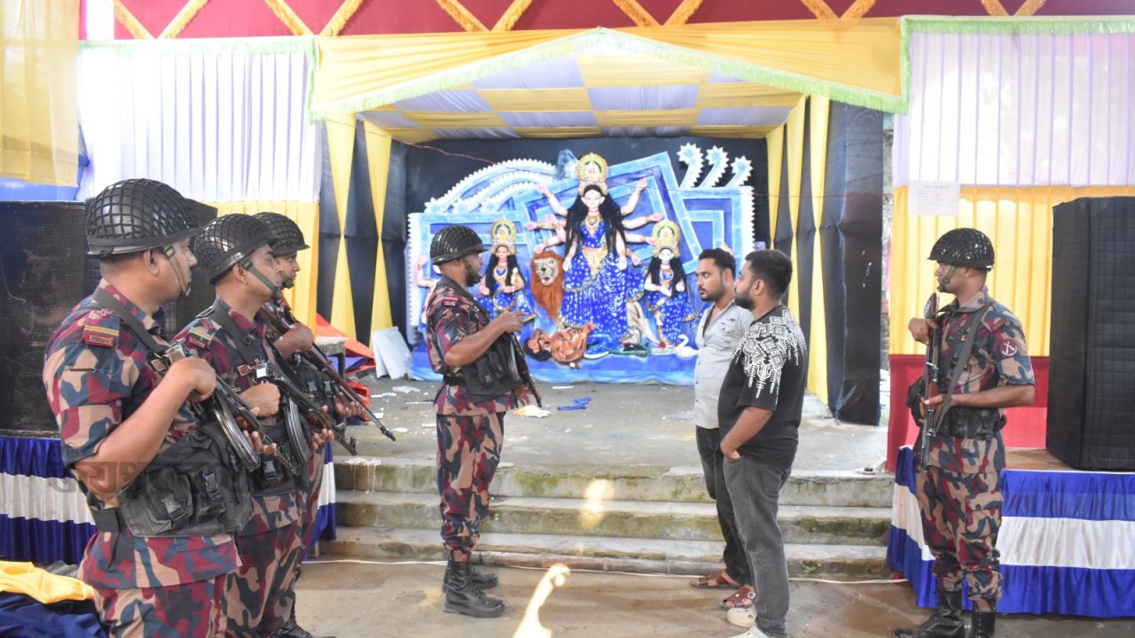 চাঁপাইনবাবগঞ্জ সীমান্তে ৫৩ বিজিবির ৮ প্লাটুন মোতায়েন