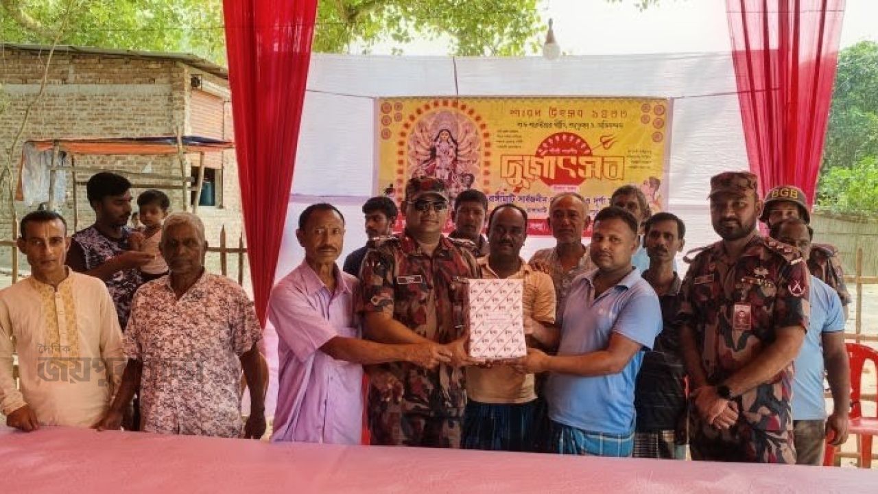 ফুলবাড়ীতে পূজামণ্ডপ পরিদর্শন করলেন ২৯ বিজিবি অধিনায়ক