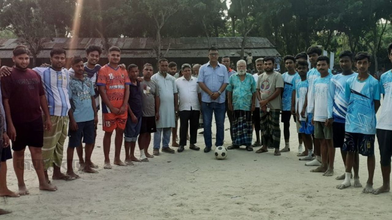 সান্তাহারে ফুটসাল ফুটবল টুর্নামেন্টের শুভ উদ্বোধন 