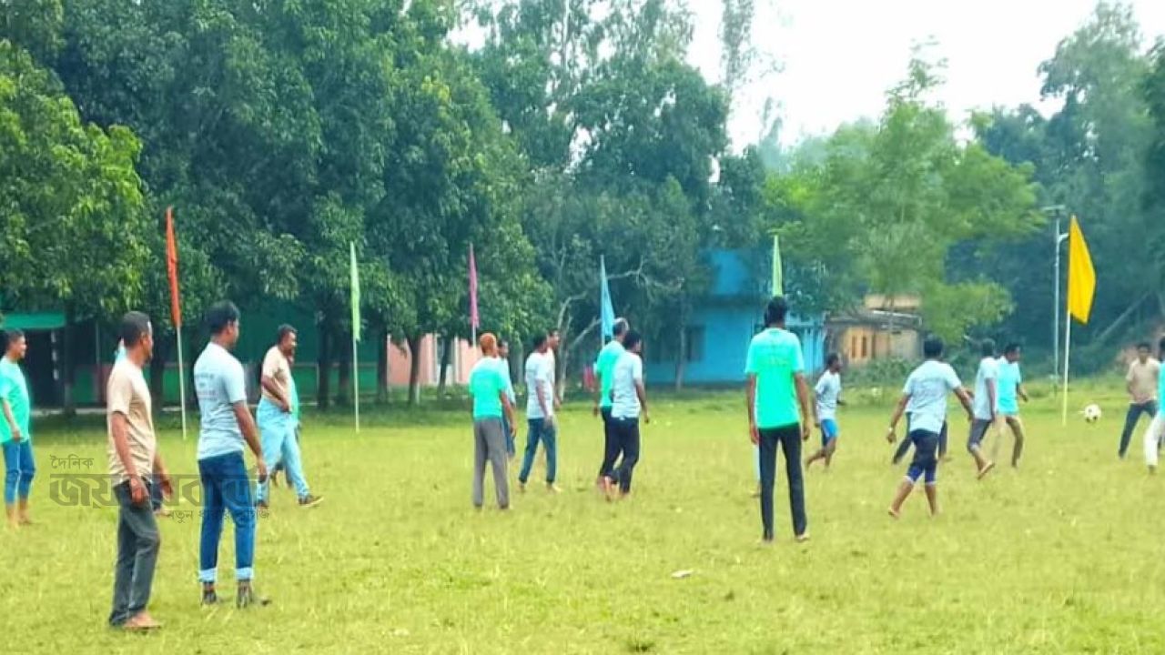 বিরামপুরে সাংবাদিকদের প্রীতি ফুটবল খেলা অনুষ্ঠিত