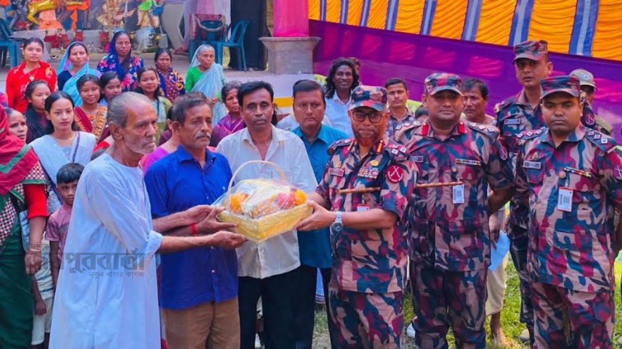 পূজামণ্ডপ পরিদর্শন করলেন দিনাজপুর সেক্টর কমান্ডার ফয়সল হাসান খান
