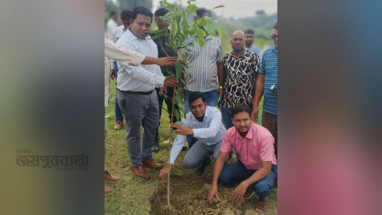 আত্রাইয়ে উপজেলা প্রশাসনের বৃক্ষরোপণ কর্মসূচি পালন 
