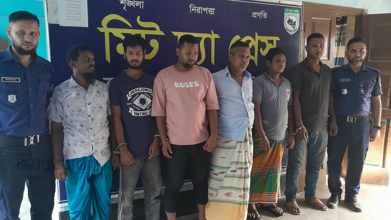 হিলিতে মাদকসহ বাবা-দুই ছেলেসহ গ্রেপ্তার ৪,ওয়ারেন্টে আটক ২