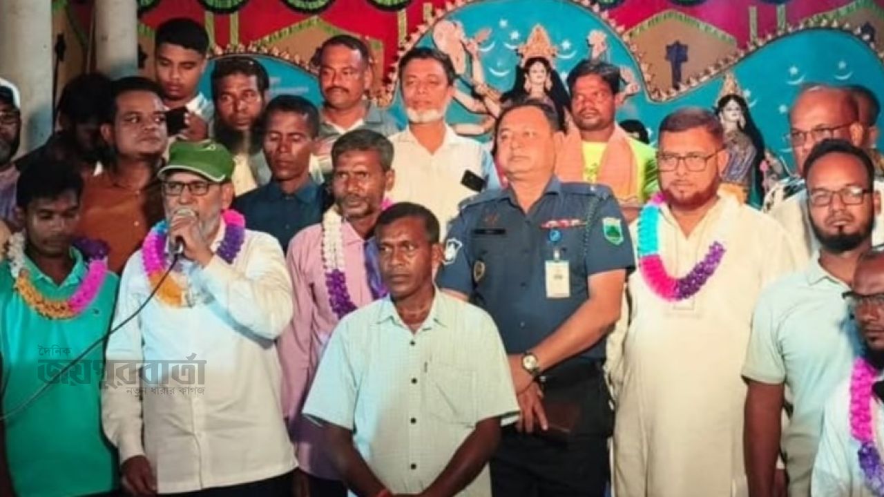 পোরশায় পূজামণ্ডপ পরিদর্শন করলেন এমপি 