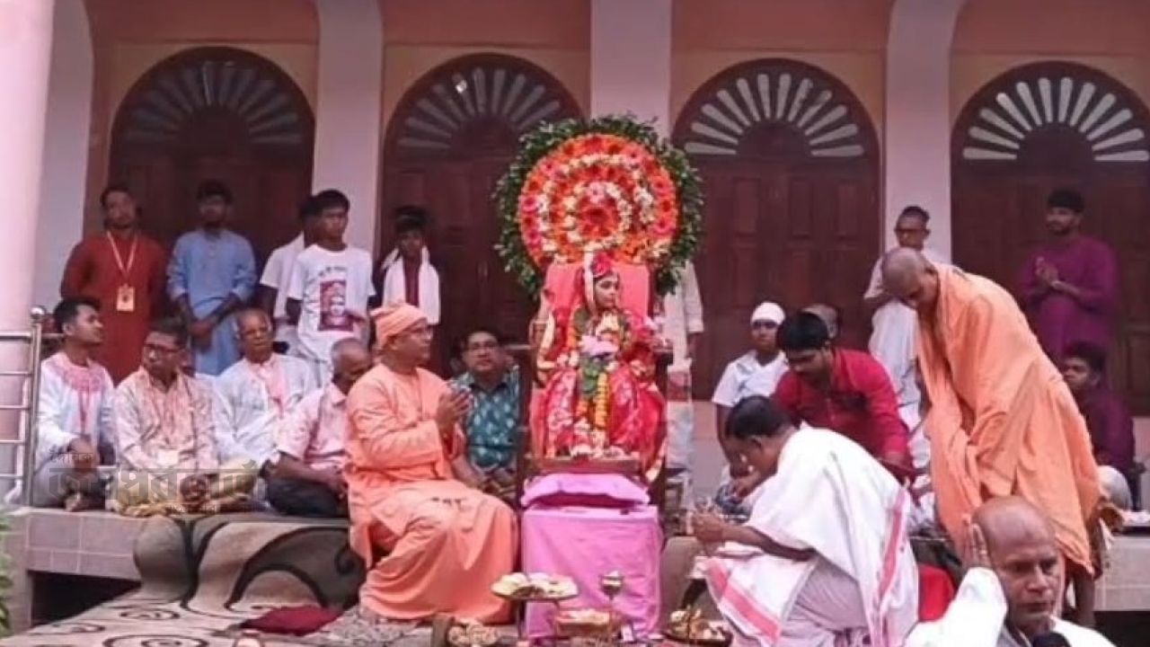 দিনাজপুর রামকৃষ্ণ আশ্রমে উৎসবমুখর পরিবেশে কুমারী পূজা অনুষ্ঠিত