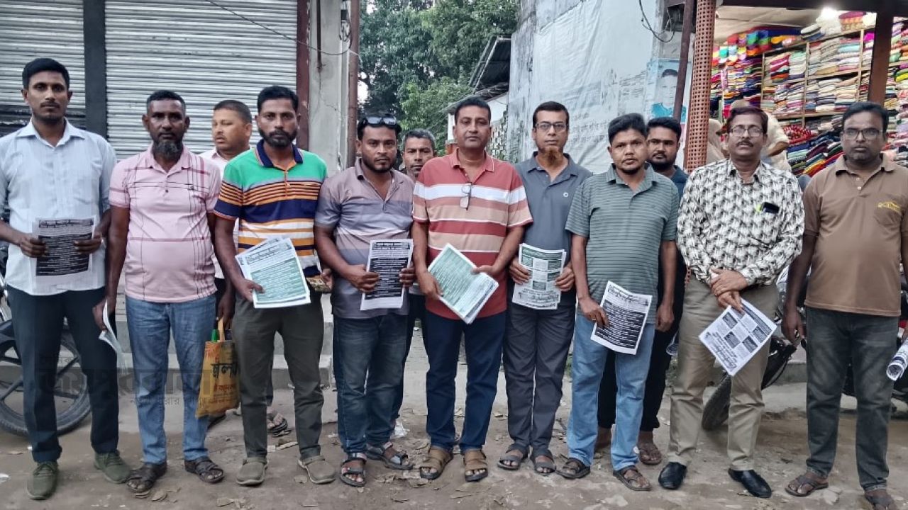 আত্রাইয়ে গ্যাস ও জ্বালানি সংকট নিয়ে স্বেচ্ছাসেবক দলের লিফলেট বিতরণ